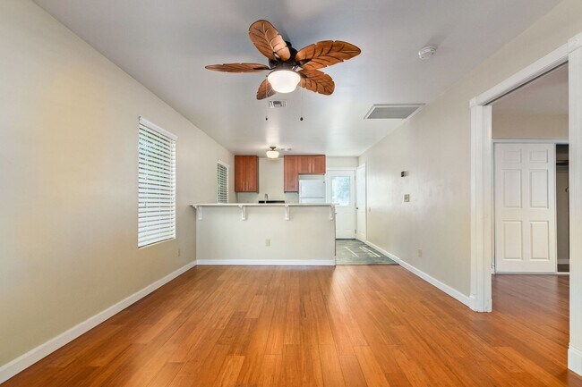 Foto del edificio - Charming Home in Garfield District – Renovated w/ Hardwood Floors, Granite Counters, In-Unit W/D ...