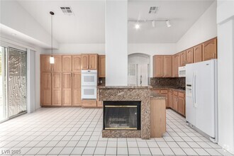 Building Photo - 2412 Shady Vista Dr