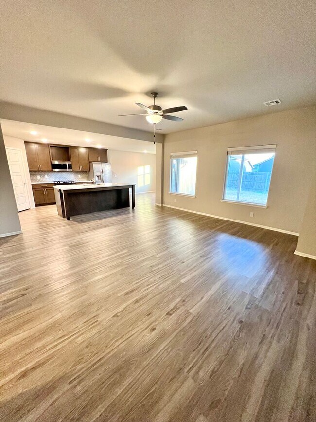 Foto del edificio - 4 Bed/ 2 Bath in Stone Horse Neighborhood ...