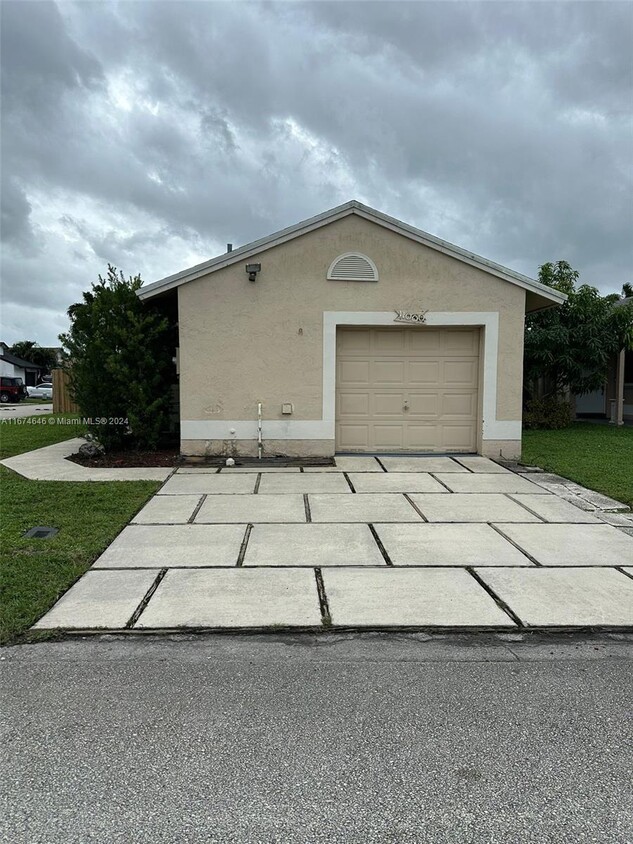 Primary Photo - 11000 SW 10th Ct