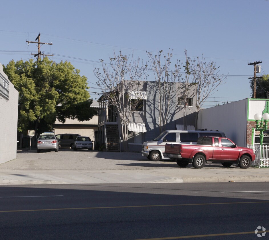 Building Photo - 2213 W Olive Ave