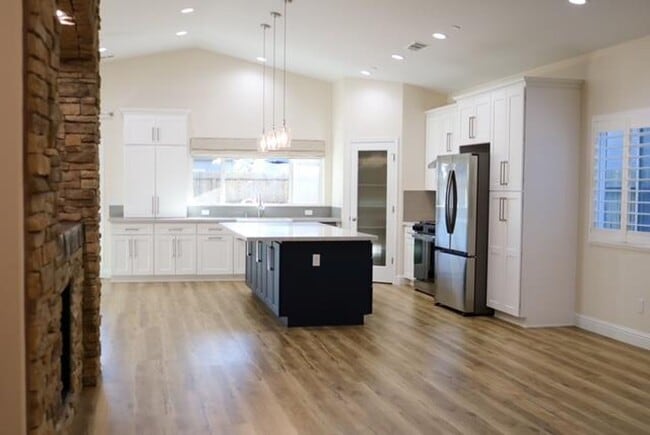 Building Photo - Newly Built 4/3 with Pool