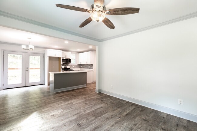 Building Photo - 2441 Swallow Cir SE