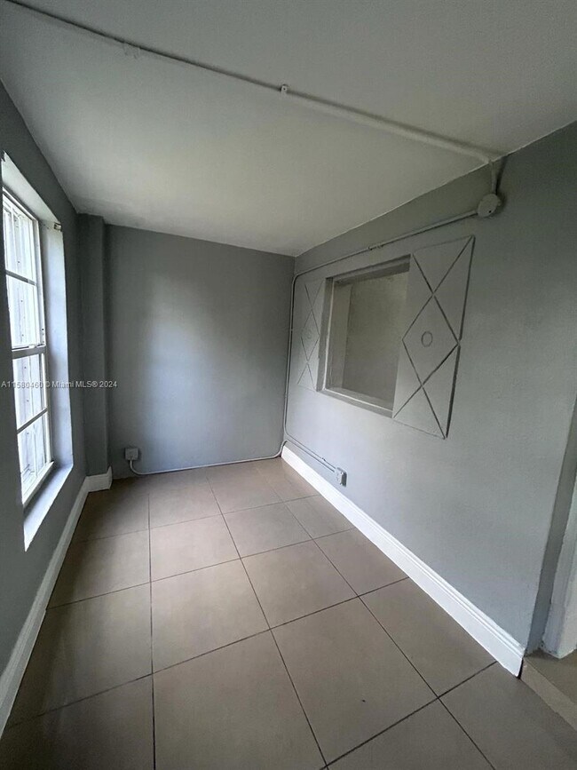 Foto del edificio - 1795 NE 175th St
