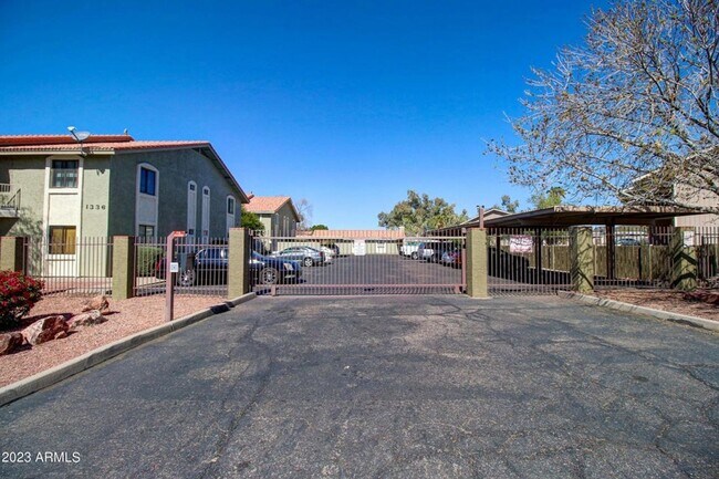 Foto del edificio - 2 bedroom 2 bath condo located in a gated community