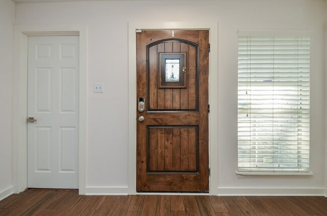 Building Photo - 3722 Brier Gardens Dr