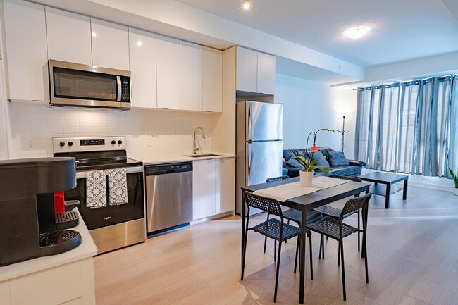 Photo du bâtiment - 859 The Queensway