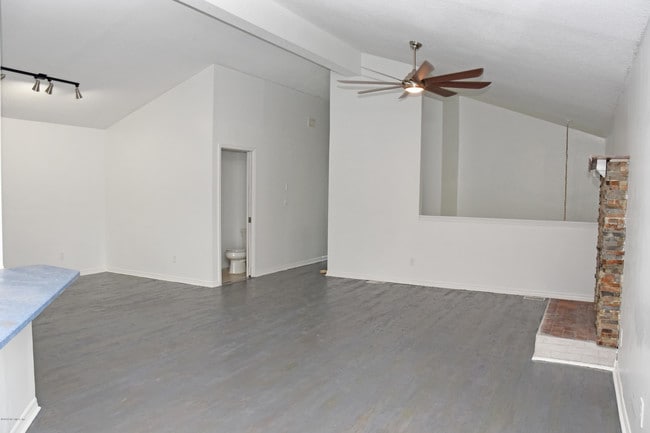 Building Photo - 302 Magnolia St