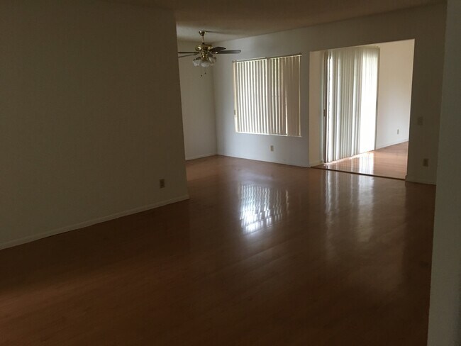 Building Photo - Beautiful 3BR/2BA Home In Family Neighborh...