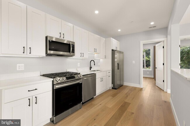 Building Photo - 3215 Mt Pleasant St NW