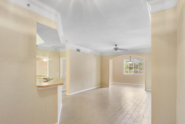 Building Photo - 3205 Myrtlewood Cir E