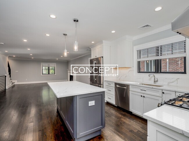 Building Photo - 31 Heath St