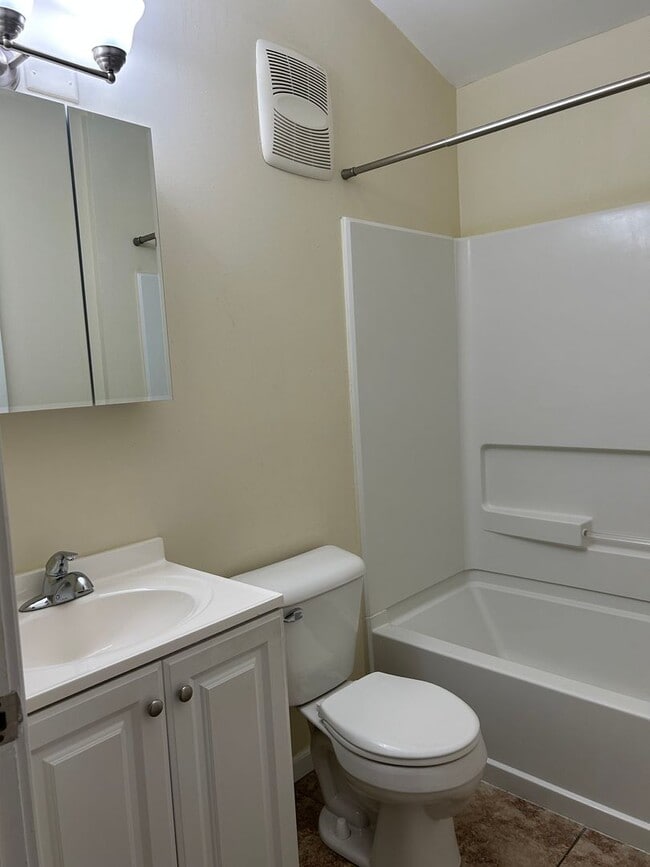 Building Photo - 3 Bedroom, 1.5 Bathroom House