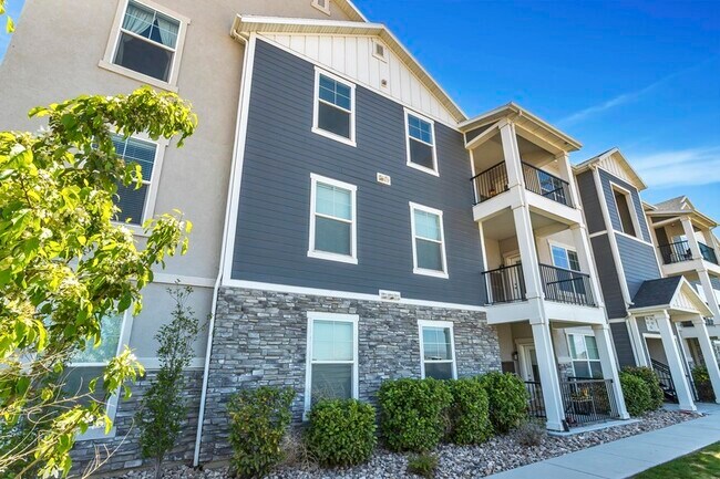 Foto del edificio - 64 W Silver Springs Dr