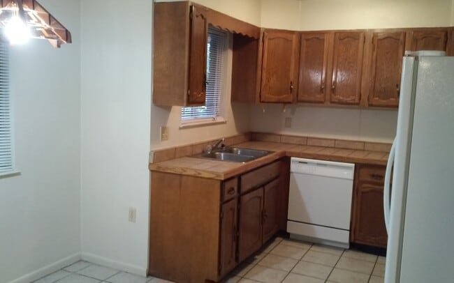 Kitchen area - 931 McFarlan Ave