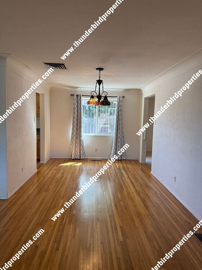 Foto del edificio - Desired NE location near Sandia High Schoo...