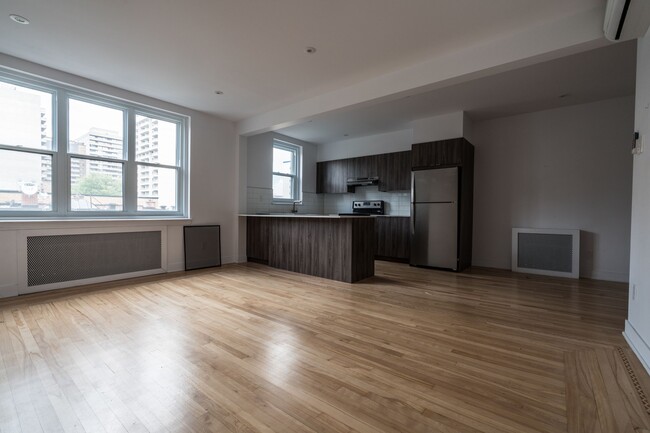 Building Photo - 2105 Rue Chomedey