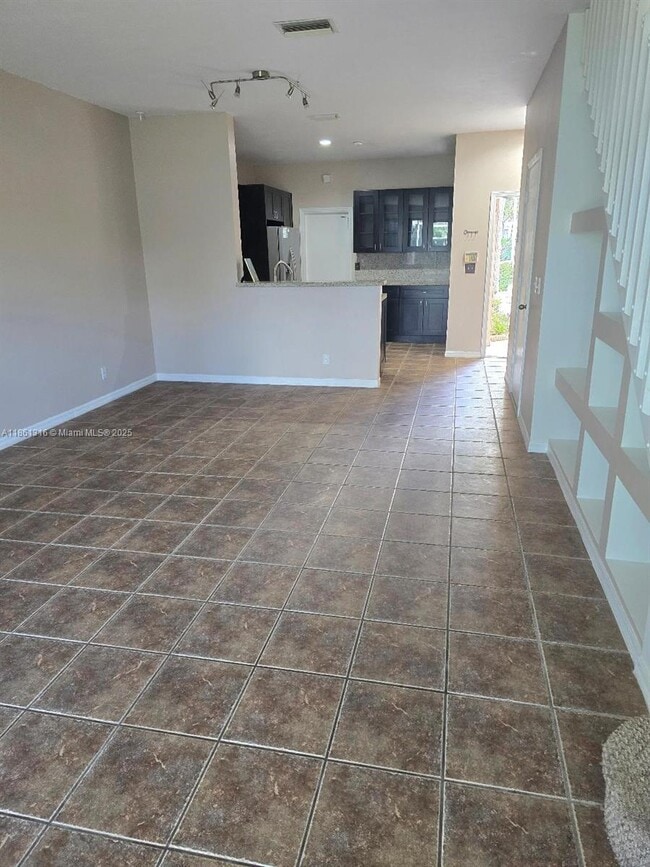Building Photo - 2082 Madeira Dr