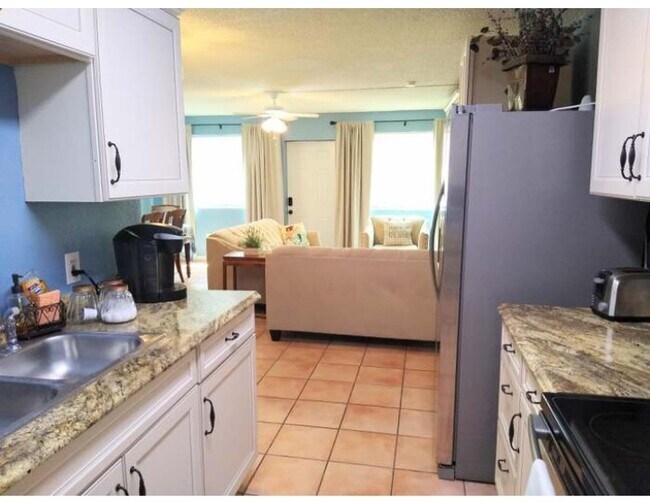 Building Photo - 622 10th Ave N