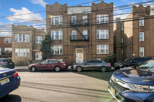 Building Photo - 9 Spruce St