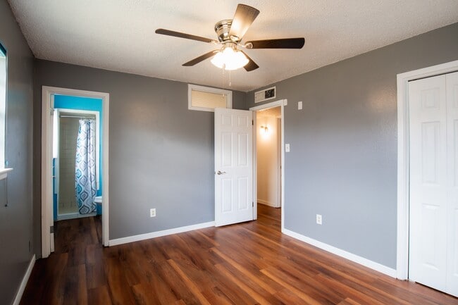 Building Photo - 1633 Stull Dr