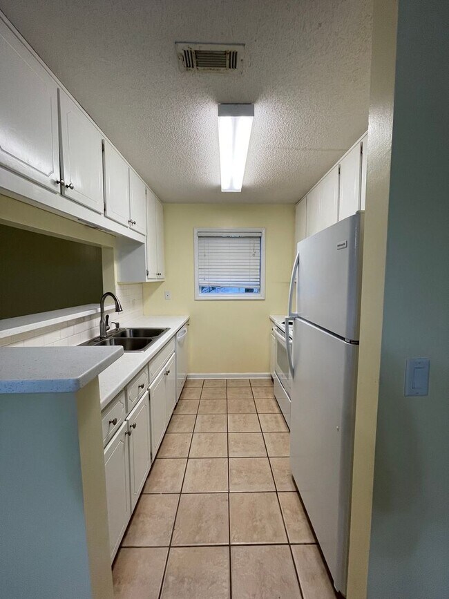 Building Photo - Foxchase Subdivision - End Unit!