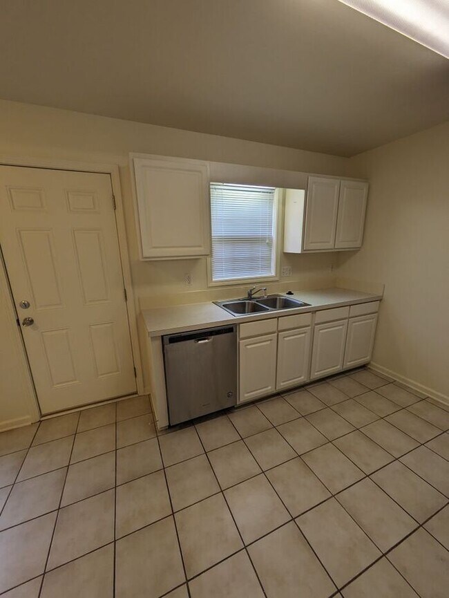 Building Photo - 2BD/2.5BA Townhome at Water Oaks in Hickor...