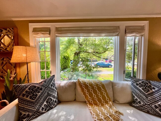 Building Photo - Bright & Charming Madison Park Home – 3 Be...