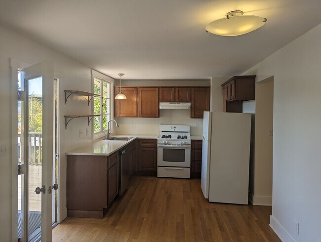 Foto del edificio - COMING SOON-A sunny top floor flat, 3 bedrooms, 2 bathrooms, living room and large kitchen with p...