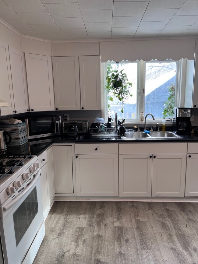 Building Photo - 43 W 4th St