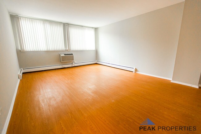 Building Photo - 516 W. Briar Pl.
