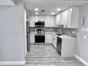 Building Photo - 4174 Inverrary Dr