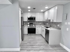Building Photo - 4174 Inverrary Dr