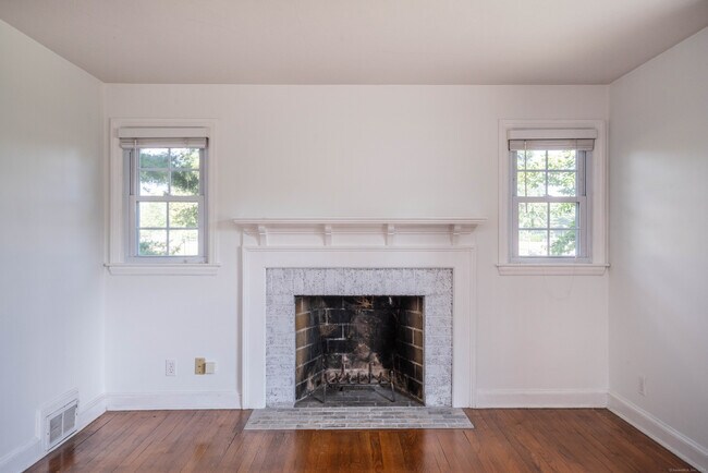Building Photo - 130 Hampton Ave