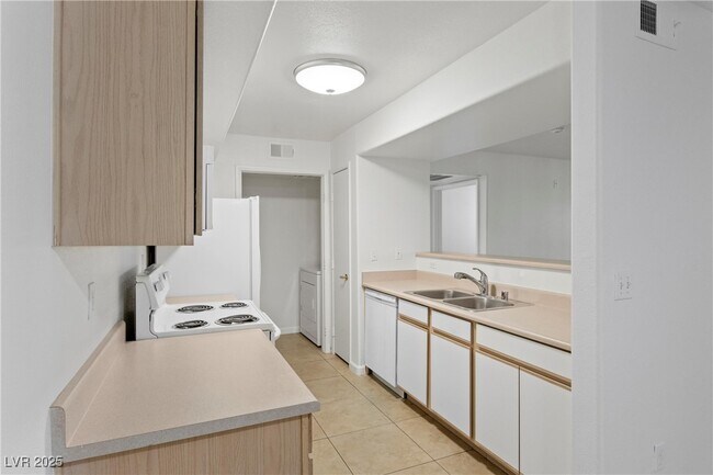 Foto del edificio - 2300 E Silverado Ranch Blvd