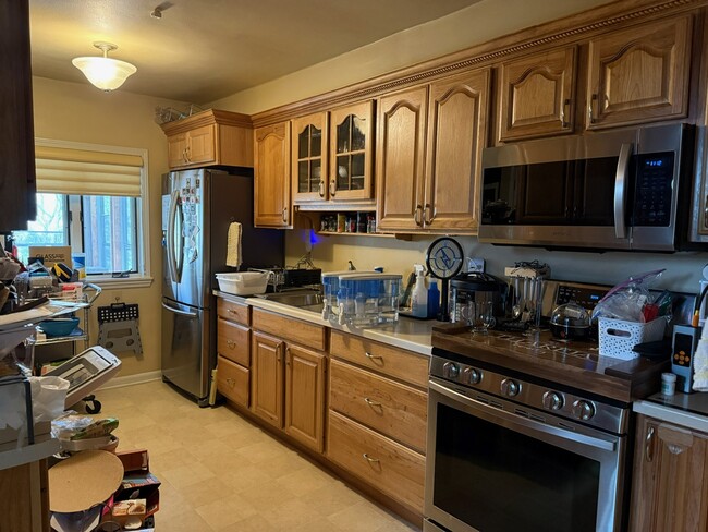 Kitchen - 8342 Avon Ct