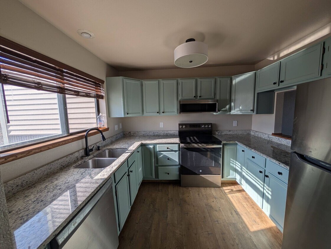 Primary Photo - *LEASE PENDING* Unfurnished 2 Bedroom 2 Ba...