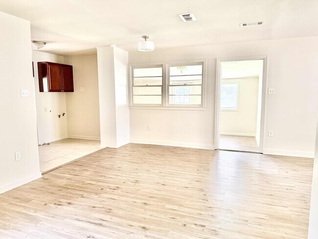 Foto del edificio - 343 S Fairfax Dr