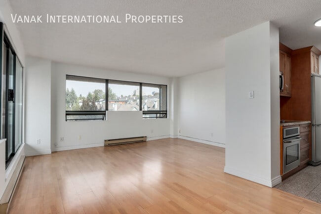 Photo du bâtiment - 2 Bed, 2 Bath Condo + Views, Parking & Amenities (New Westminster)