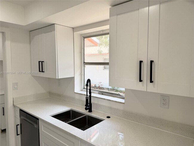 Foto del edificio - 890 SW 28th St