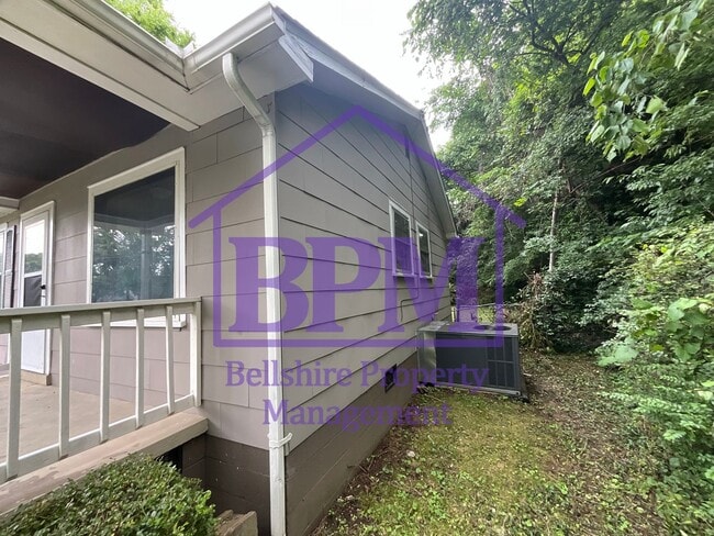 Building Photo - Cozy & Freshly Updated 2 Bed / 1 Bath Home...