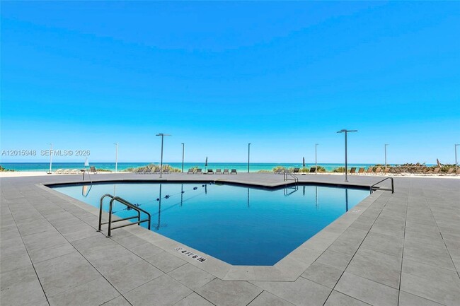 Foto del edificio - 7135 Collins Ave