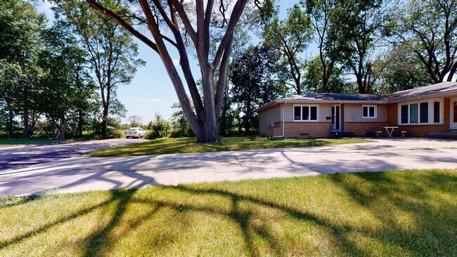 Building Photo - Great Duplex on Campus - Available August 1st