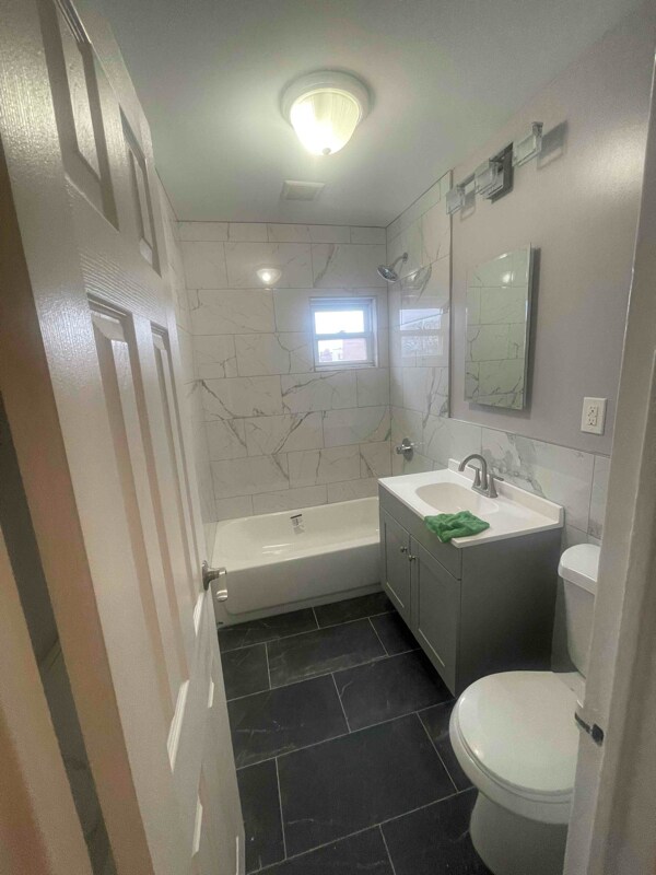 Building Photo - 2558 Paulding Ave