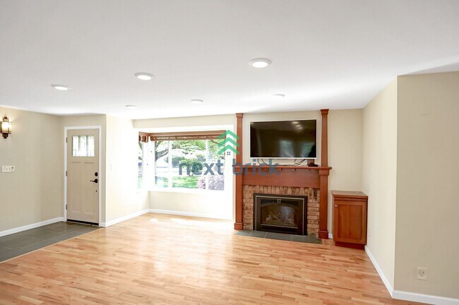 Foto del edificio - Beautifully Remodeled 4 Bed 2.5 Bath for R...