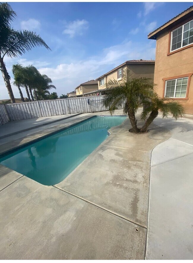Foto del edificio - Stunning 5BR Home with Pool in Orangecrest...