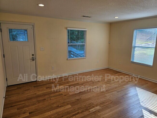 Building Photo - 2409 Swallow Cir SE