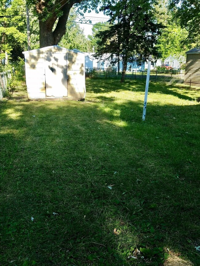 Building Photo - Cute- 2 bedroom house with a bonus room
