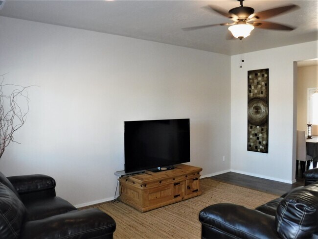 Foto del edificio - 4 bed 2.5 bath home just off Pine Ave and N Black Cat Rd.