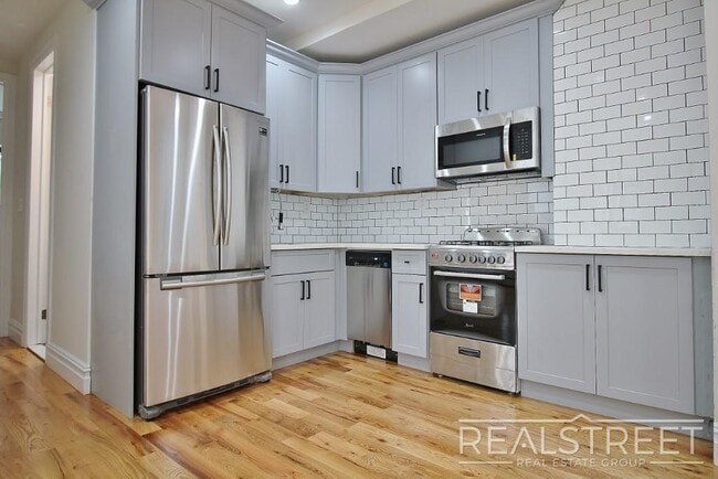Foto del edificio - 3 Bed in Crown Heights